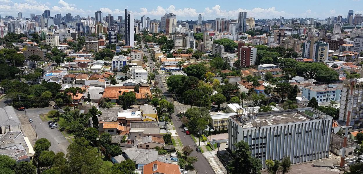 Conhecer Curitiba Casas e Prédio se cruzam